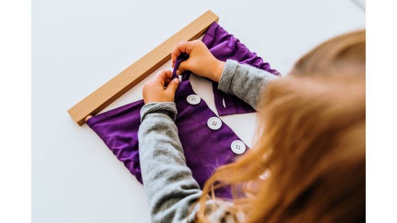 Les objectifs des exercices de vie pratique en maternelle Montessori Proche de Mantes la Ville ??